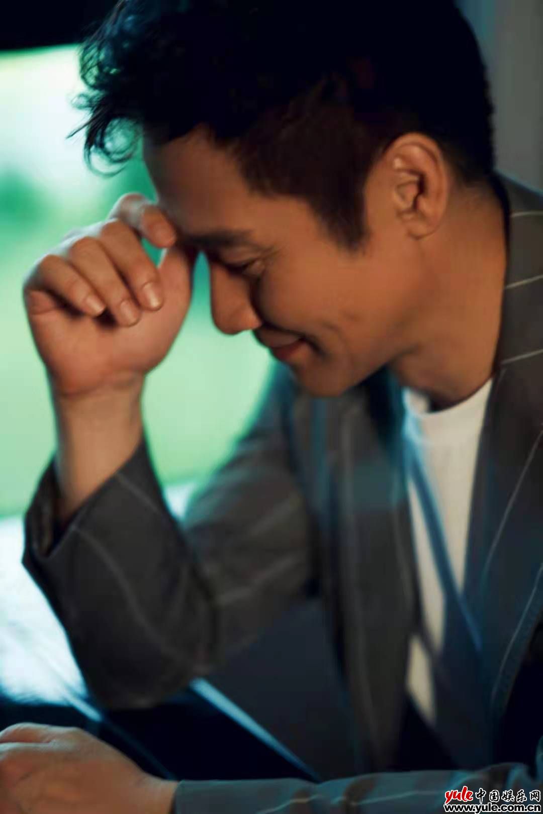 黄志忠出席某品牌签约典礼 绅士格调尽显时尚与复古