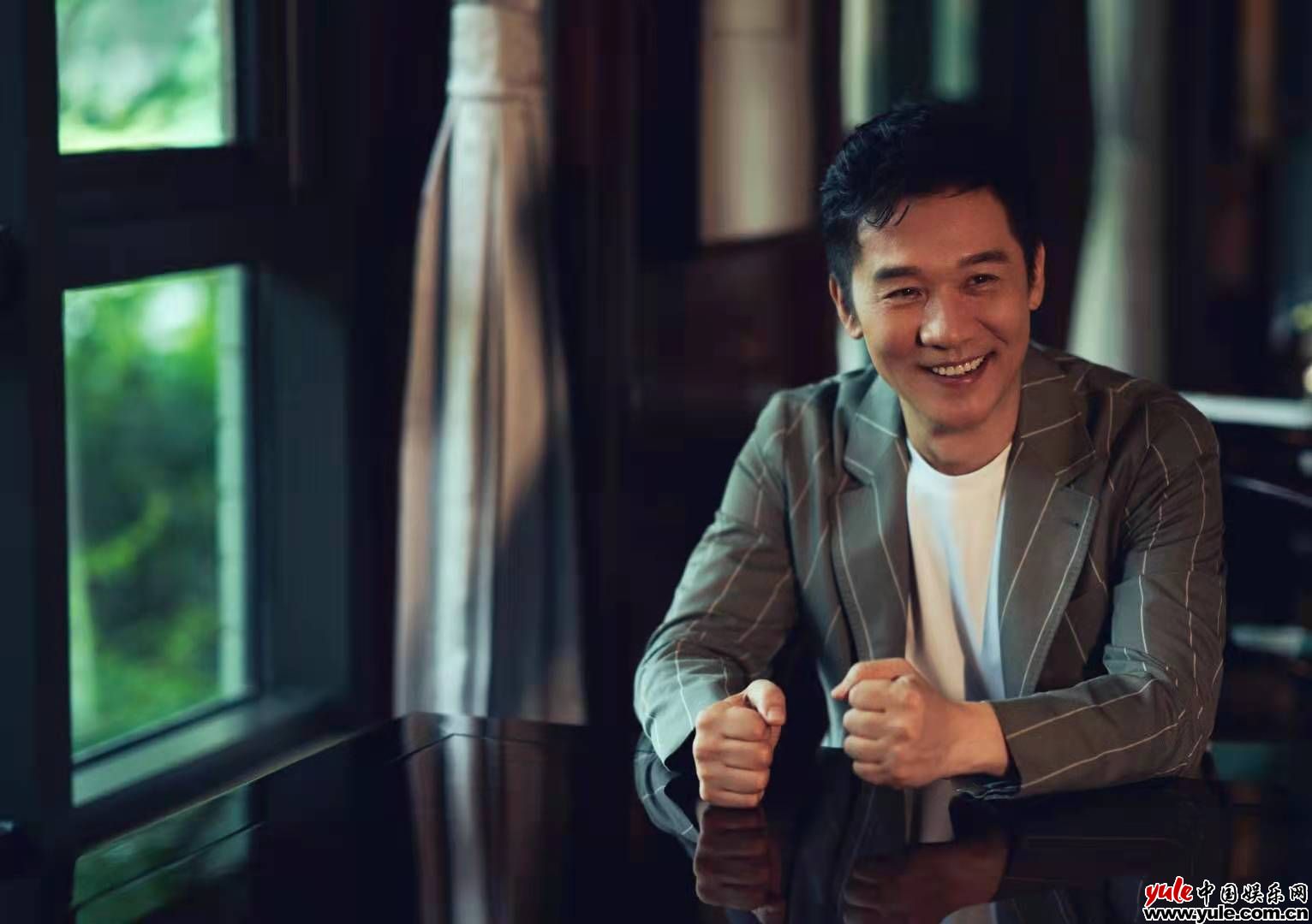 黄志忠出席某品牌签约典礼 绅士格调尽显时尚与复古
