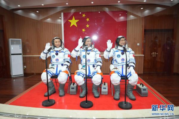 神舟十二号航天员出征