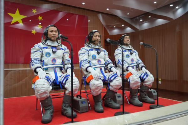 聂海胜、刘伯明、汤洪波3名航天员领命出征