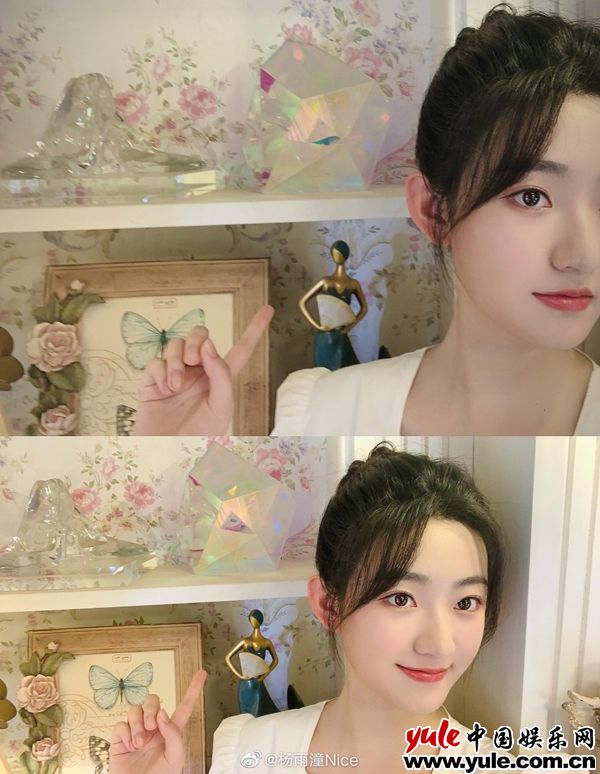 杨雨潼分享日常照 对镜甜笑少女气息足