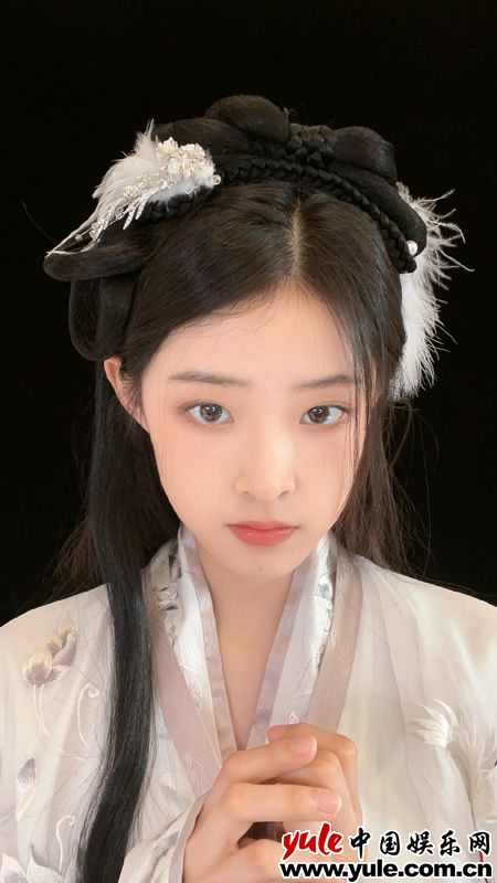蒋韵兮分享古风自照相，戴羽毛发饰仙气十足