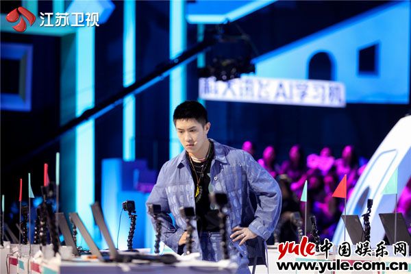 黄伟晋新歌MV力邀吴映洁跨刀 联袂共谱揪心暧昧恋曲