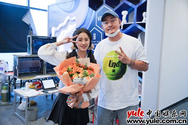 王俊笔《爱情贫苦可是甜》圆满杀青 解锁甜美助攻小妙手