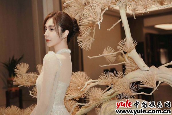 人气花旦王晓晨生日快乐，一岁一礼，满心欢欣