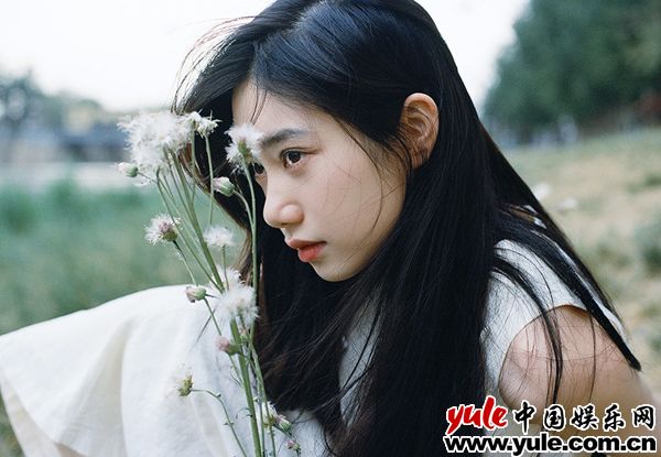 演员倪珂欣曝夏日清新写真 白色长裙尽显文艺气息