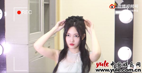 3戴头饰 陆婷玉宣布SNH48总决选主持vlog 分享“一日MC”之旅