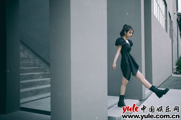 刘亦芊1 刘亦芊胶片风写真质感满满 复古暗调玩转别样芳华