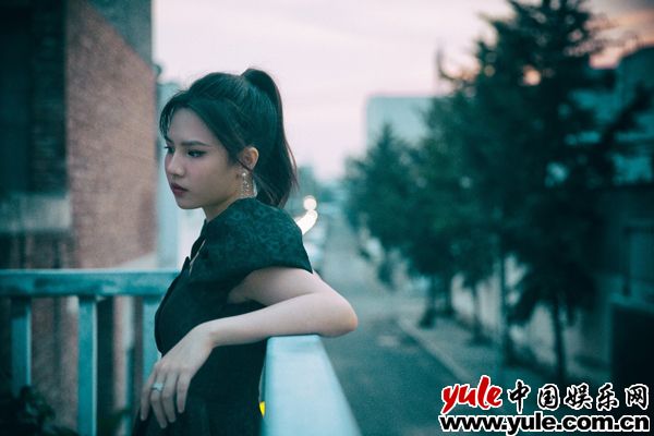 刘亦芊3 刘亦芊胶片风写真质感满满 复古暗调玩转别样芳华