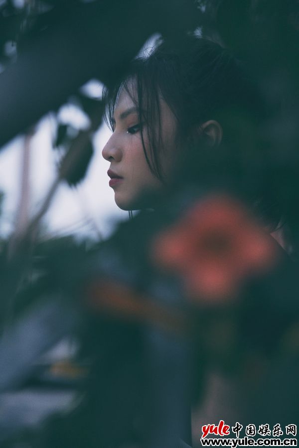 刘亦芊4 刘亦芊胶片风写真质感满满 复古暗调玩转别样芳华