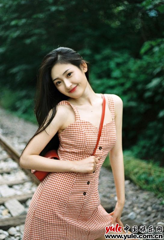 95后新生代女演员刘玮婷清新写真曝光 气质纯净笑容治愈引存眷