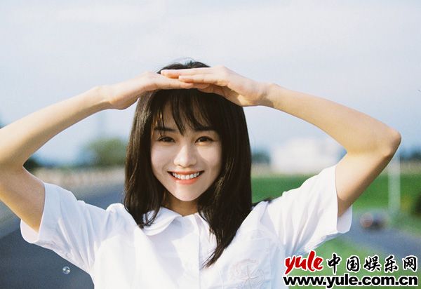 胡意旋光辉灿烂笑容 胡意旋夏日胶片写真 橘子系少女元气十足