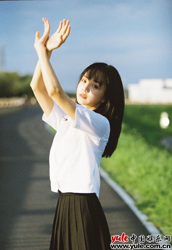胡意旋日系造型 胡意旋夏日胶片写真 橘子系少女元气十足