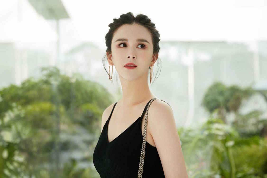 季候更迭间 刘竞端倪与年华同温柔显奇特神韵