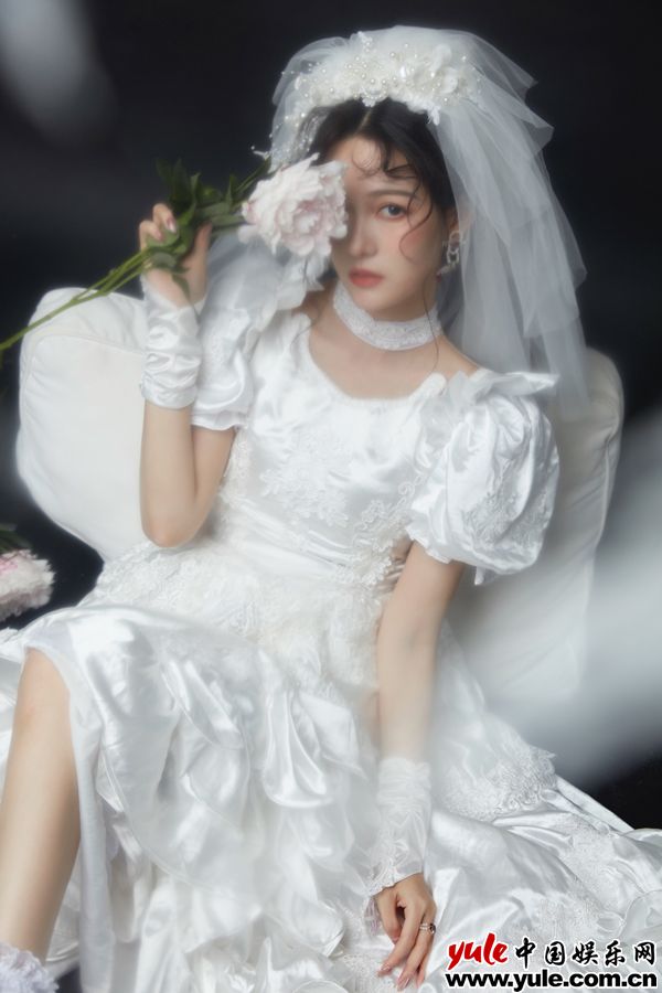 陆婷玉宫廷复古军服,秋日限定浪漫来袭