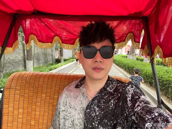 新恋情?胡彦斌与美男一起用饭牵手同回旅馆