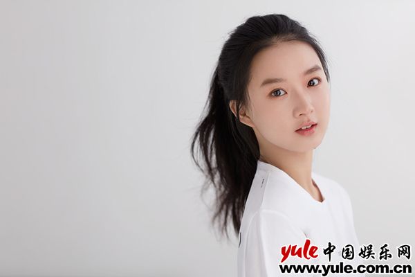 廖银玥 演员廖银玥最新写真释出 白色T恤尽显俏皮感