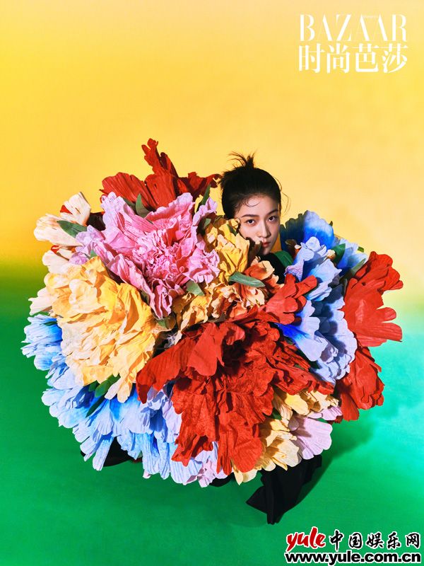 张雪迎《时尚芭莎》十月眷念刊2 张雪迎《时尚芭莎》十月眷念刊大片曝光 夏日繁花气氛感十足