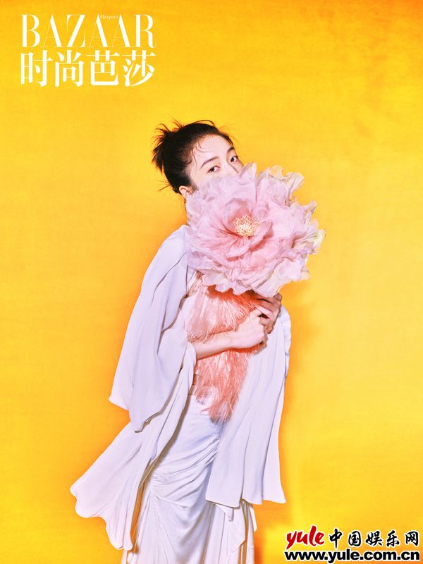 张雪迎《时尚芭莎》十月眷念刊4 张雪迎《时尚芭莎》十月眷念刊大片曝光 夏日繁花气氛感十足