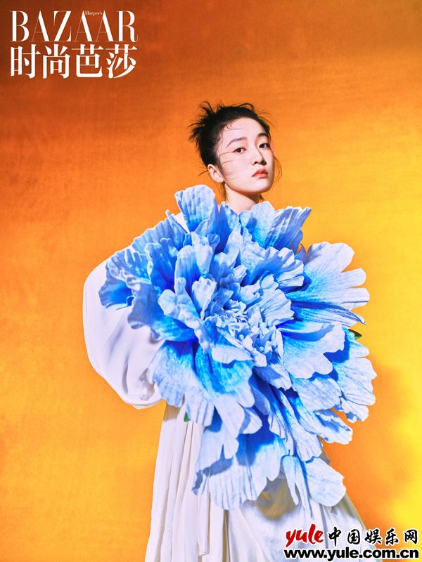 张雪迎《时尚芭莎》十月眷念刊6 张雪迎《时尚芭莎》十月眷念刊大片曝光 夏日繁花气氛感十足