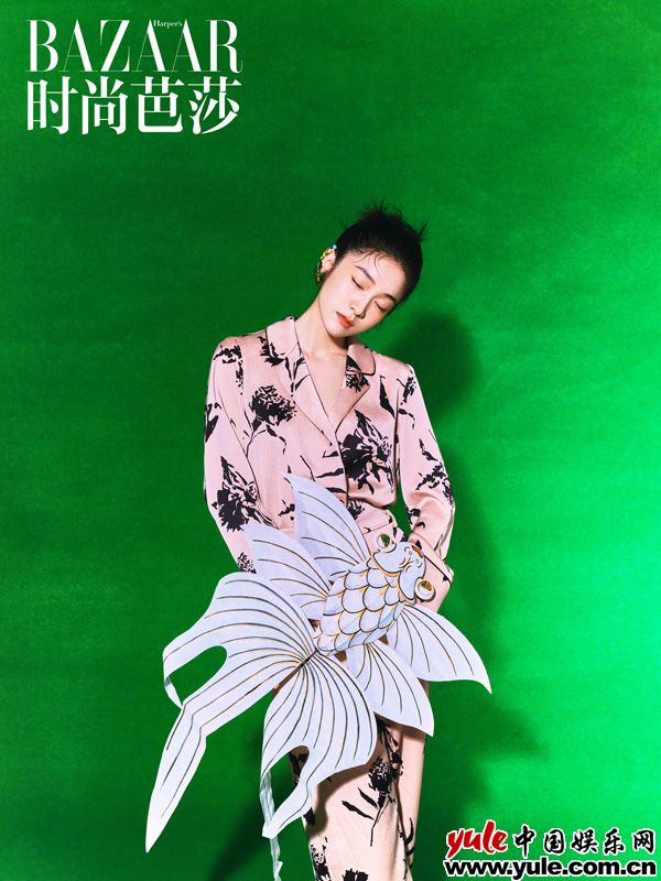 张雪迎《时尚芭莎》十月眷念刊10 张雪迎《时尚芭莎》十月眷念刊大片曝光 夏日繁花气氛感十足