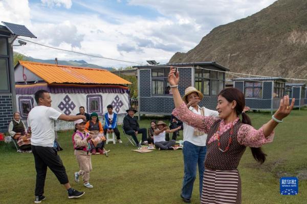 “过林卡”：西藏群众享受休闲年华