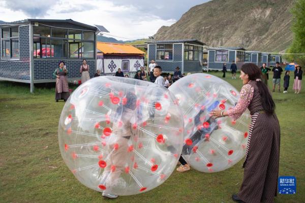 “过林卡”：西藏群众享受休闲年华