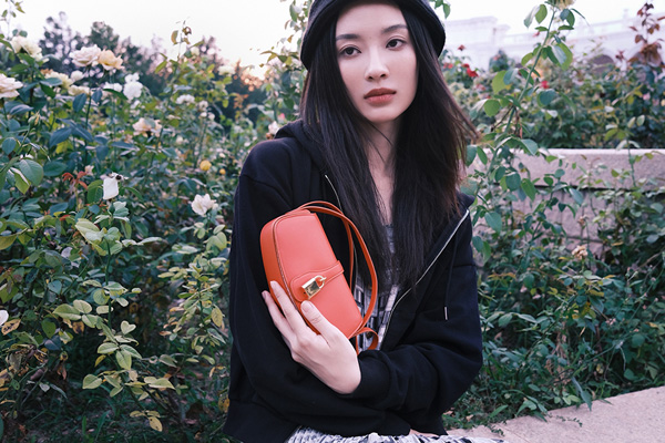 孙佳雨秋日写真 孙佳雨秋日写真释出 酷飒女孩彰显奇特魅力