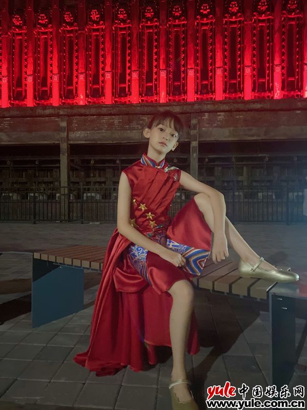 刘芝妙中国风军服表态 刘芝妙出席北京科幻影戏周 获赞“小戏骨” 挑“大脊梁”