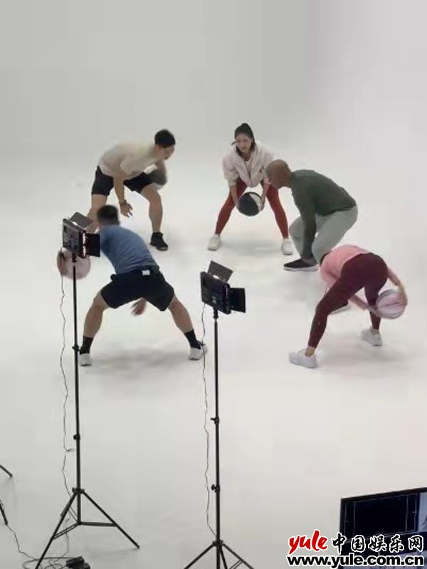 卢靖姗运球 卢靖姗直播间和马布里比手 互动有趣空气融洽