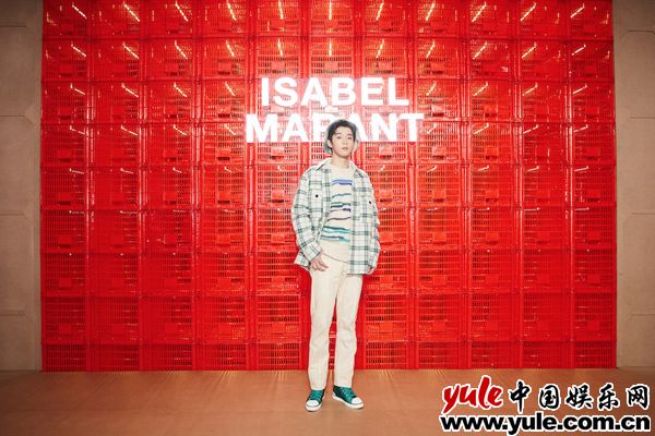 吴宇恒《梦见狮子》将播 吴宇恒亮相品牌大秀 格纹造型诠释经典复古风