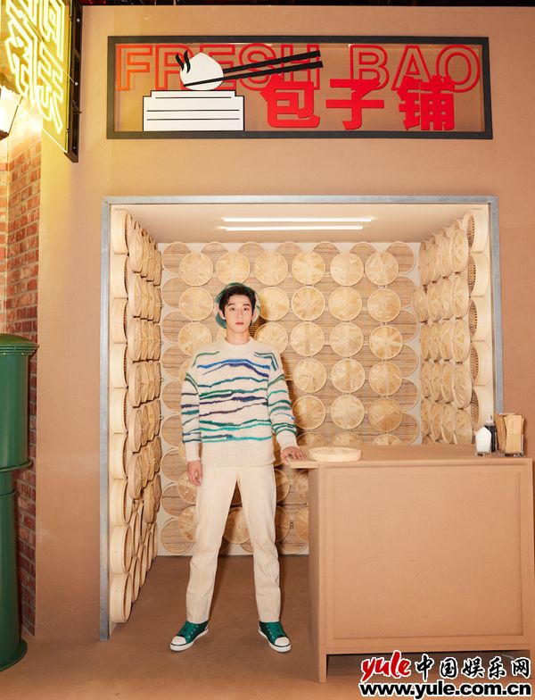 吴宇恒简约率真 吴宇恒亮相品牌大秀 格纹造型诠释经典复古风