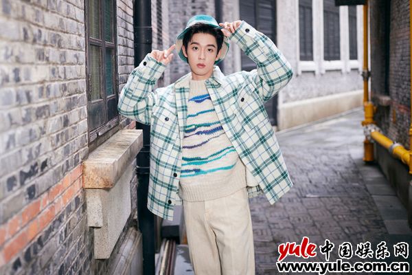 吴宇恒秋日穿搭 吴宇恒亮相品牌大秀 格纹造型诠释经典复古风