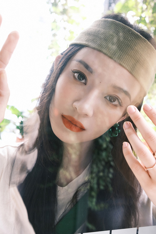 孙佳雨清新发带写真 孙佳雨清新发带写真曝光 玩转时髦少女穿搭法则