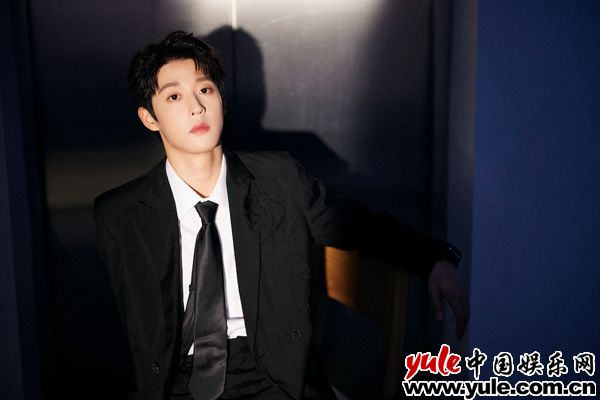 吴宇恒经典黑西装 吴宇恒亮相盛典活动 解锁杂志特约编辑新身份